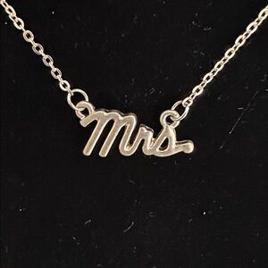 ☘️Gold ‘Mrs' Necklace